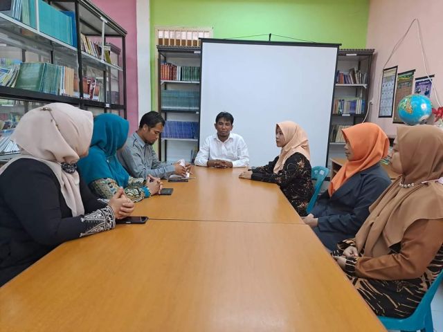 Plt Kadisdikbud Rapat dengan Asosiasi Guru Penulis PGRI Aceh Besar terkait Launching Buku dan Rilis Aplikasi Android di Playstore