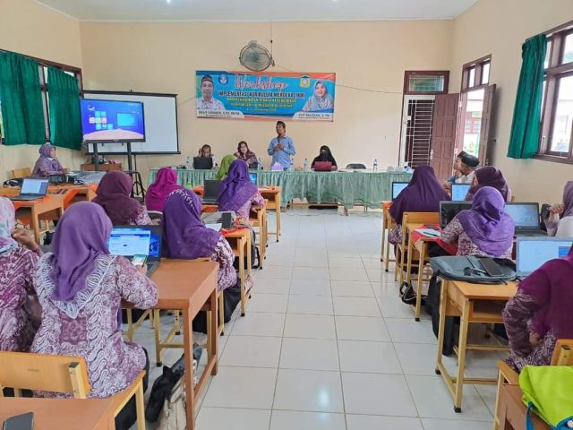 Plt Kadisdikbud Buka Workshop IKM di  SMPN 1 Darussalam 
