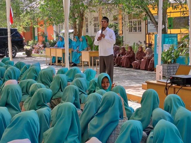 Plt Kadisdikbud Buka  Edukasi Penguatan Profil Pelajar Pancasila di SMP Negeri 3 Ingin Jaya 